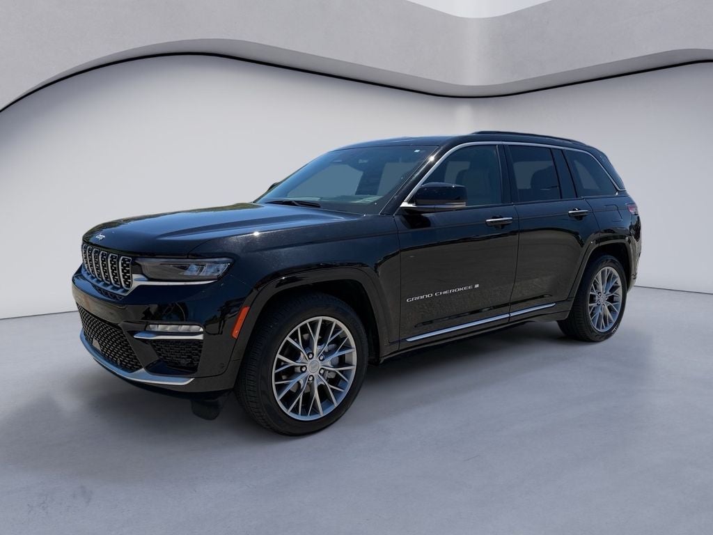 2025 Jeep Grand Cherokee Summit in Diamond Black Crystal Pearlcoat — front three-quarter view